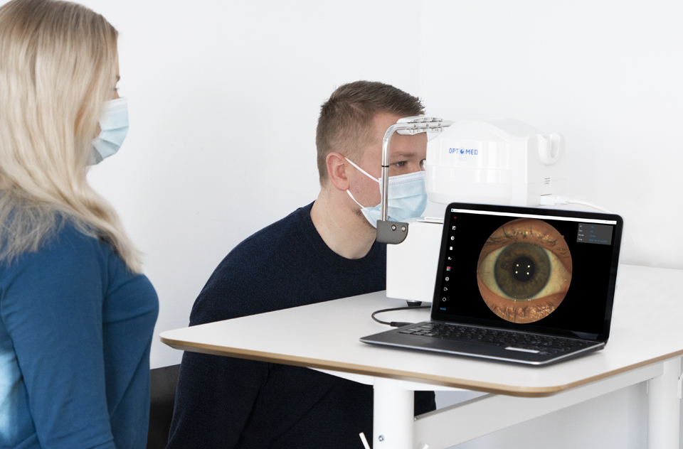 Optomed Halo portable non-mydriatic fundus camera allows a social distance between the operator and patient.