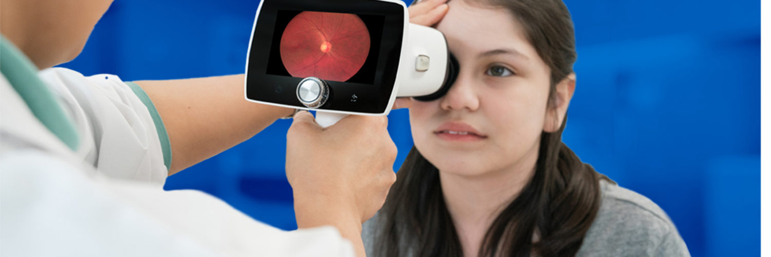 Doctor taking fundus image of a girls eye with Optomed Aurora IQ