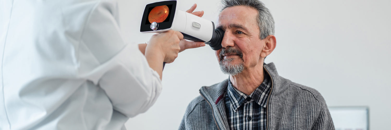 Senior eye fundus imaging with Optomed Aurora IQ