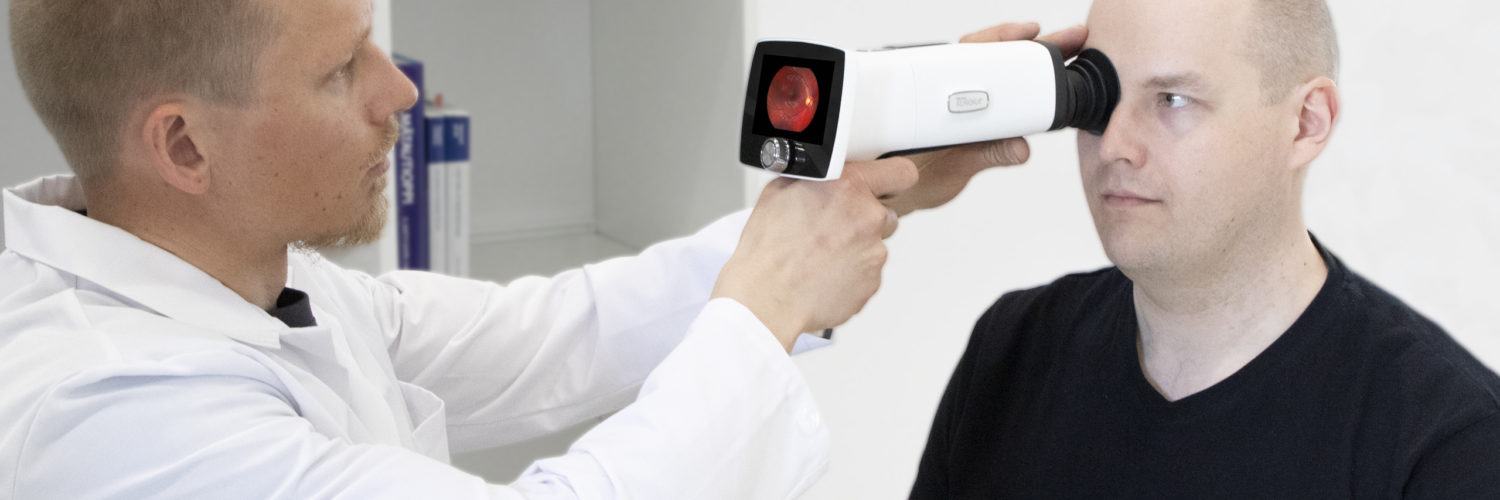 Doctor imaging patients eye with Optomed Aurora