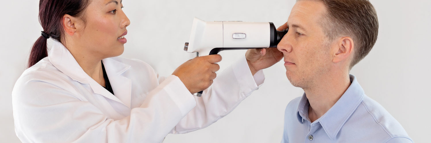 Doctor images patients eye with Optomed Aurora IQ