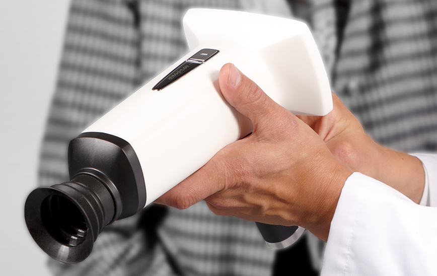 Optomed Aurora IQ handheld fundus camera.