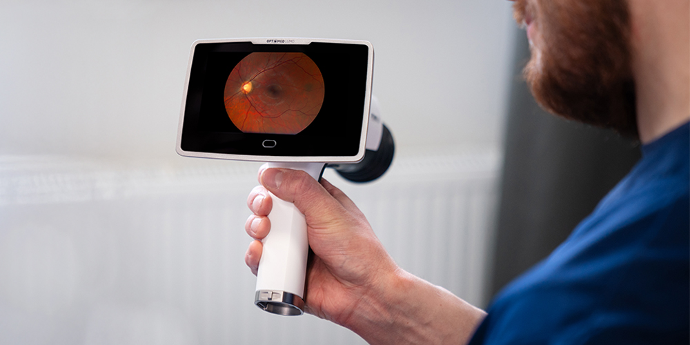 Optomed Lumo touch screen with retina image