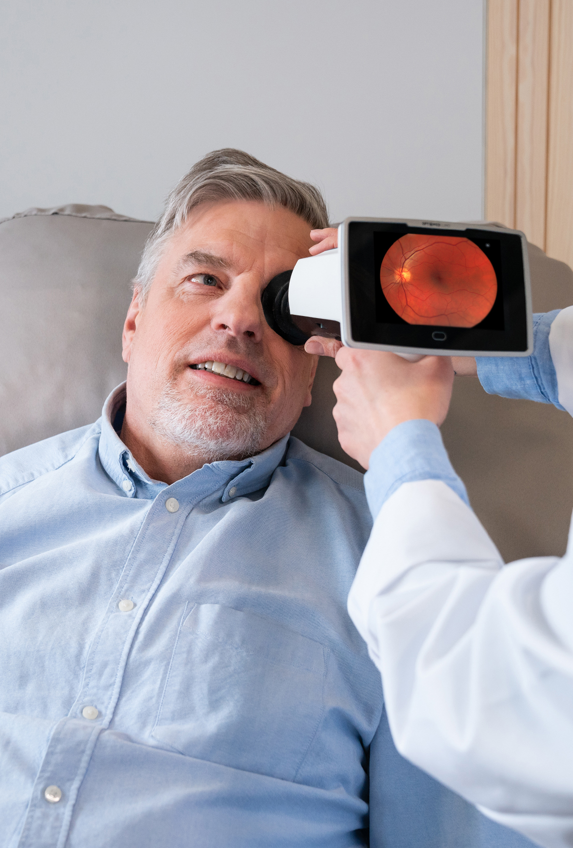 Optomed Lumo screening senior eyes